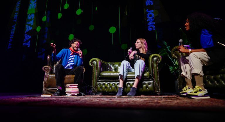 De Staat van het Verhaal op het Wintertuinfestival 2022. Smita James en Hannah Chris Lomans in gesprek met Raoul de Jong.